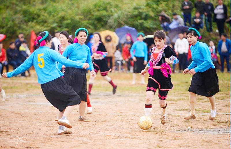 Phụ nữ thôn Pò Hèn, xã Hải Sơn (TP Mòng Cái) tranh tài bóng đá.