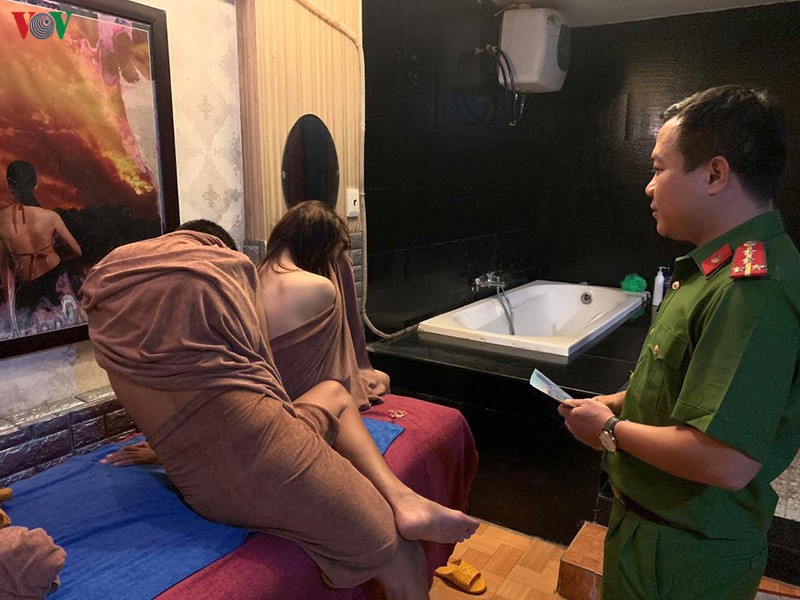  Một số nhân viên massage ở thành phố Buôn Ma Thuột bị lực lượng chức năng bắt quả tang khi đang có hành vi bán dâm.