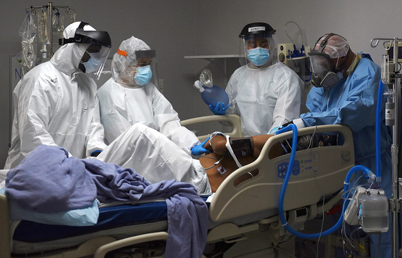 Các nhân viên y tế chuẩn bị đặt ống thở cho bệnh nhân COVID-19 tại Trung tâm y khoa United Memorial ở Houston, bang Texas ngày 29-6-2020 - Ảnh: Reuters