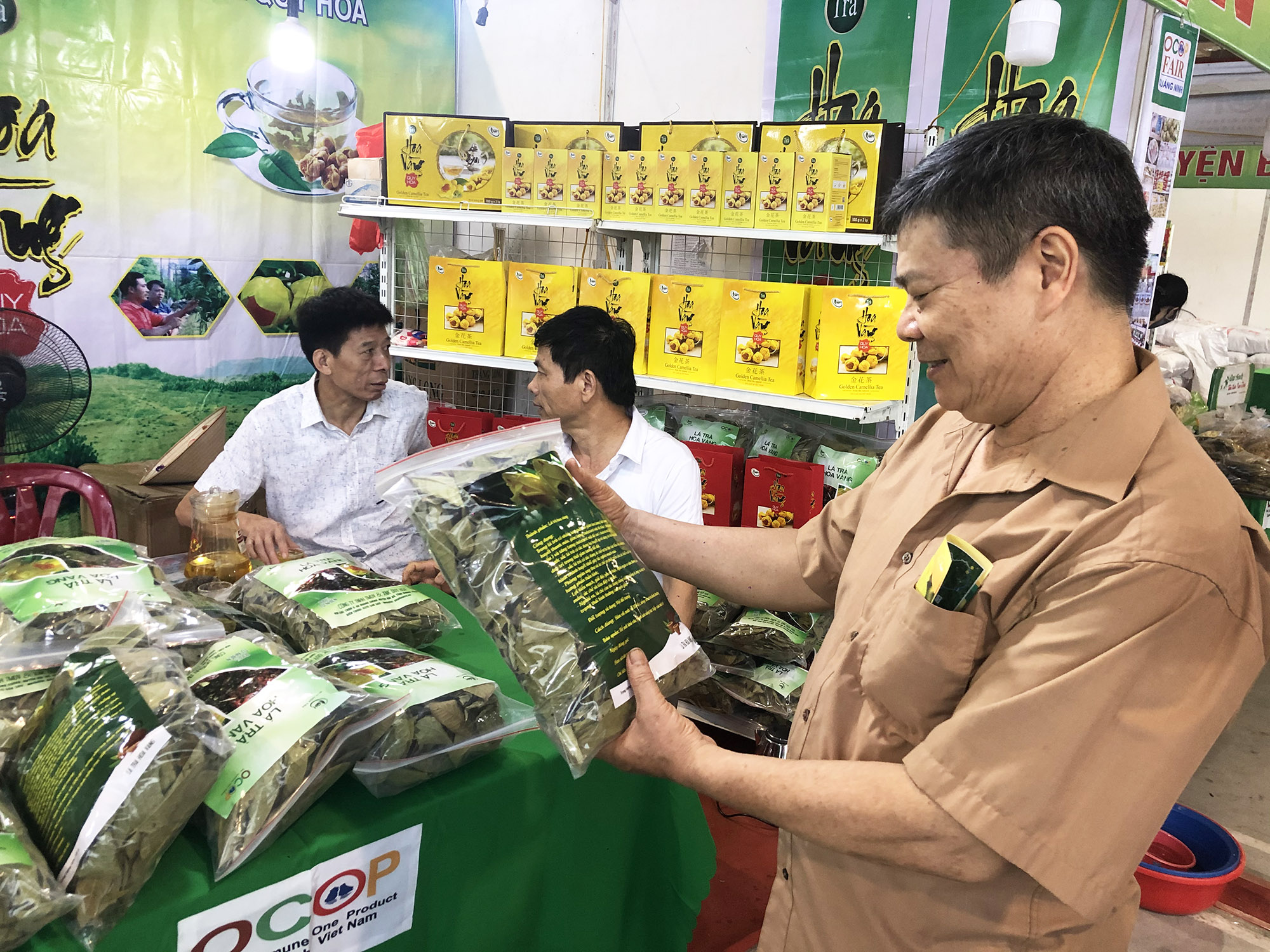 Nhiều sản phẩm OCOP được bày bán tại hội chợ  OCOP Quảng Ninh - Hè 2020 tạo được sức hút với khách hàng.