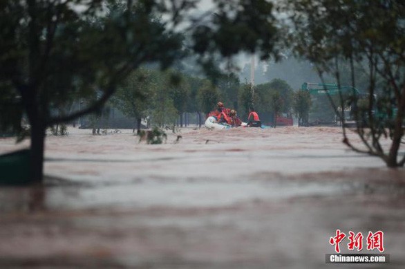Cảnh ngập lụt ở Trùng Khánh hôm 28/6. Ảnh: China News.