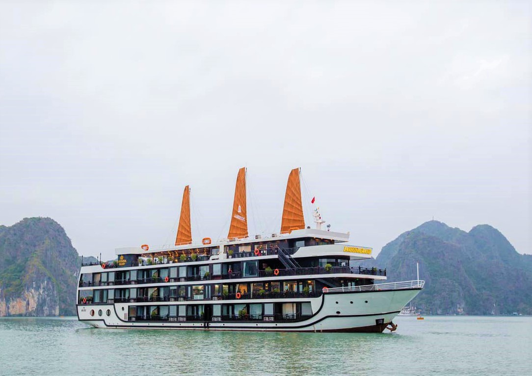 Tàu nghỉ đêm Lagerina Cruises đẳng cấp 5 sao giảm giá 40-50% để thu hút du khách. 