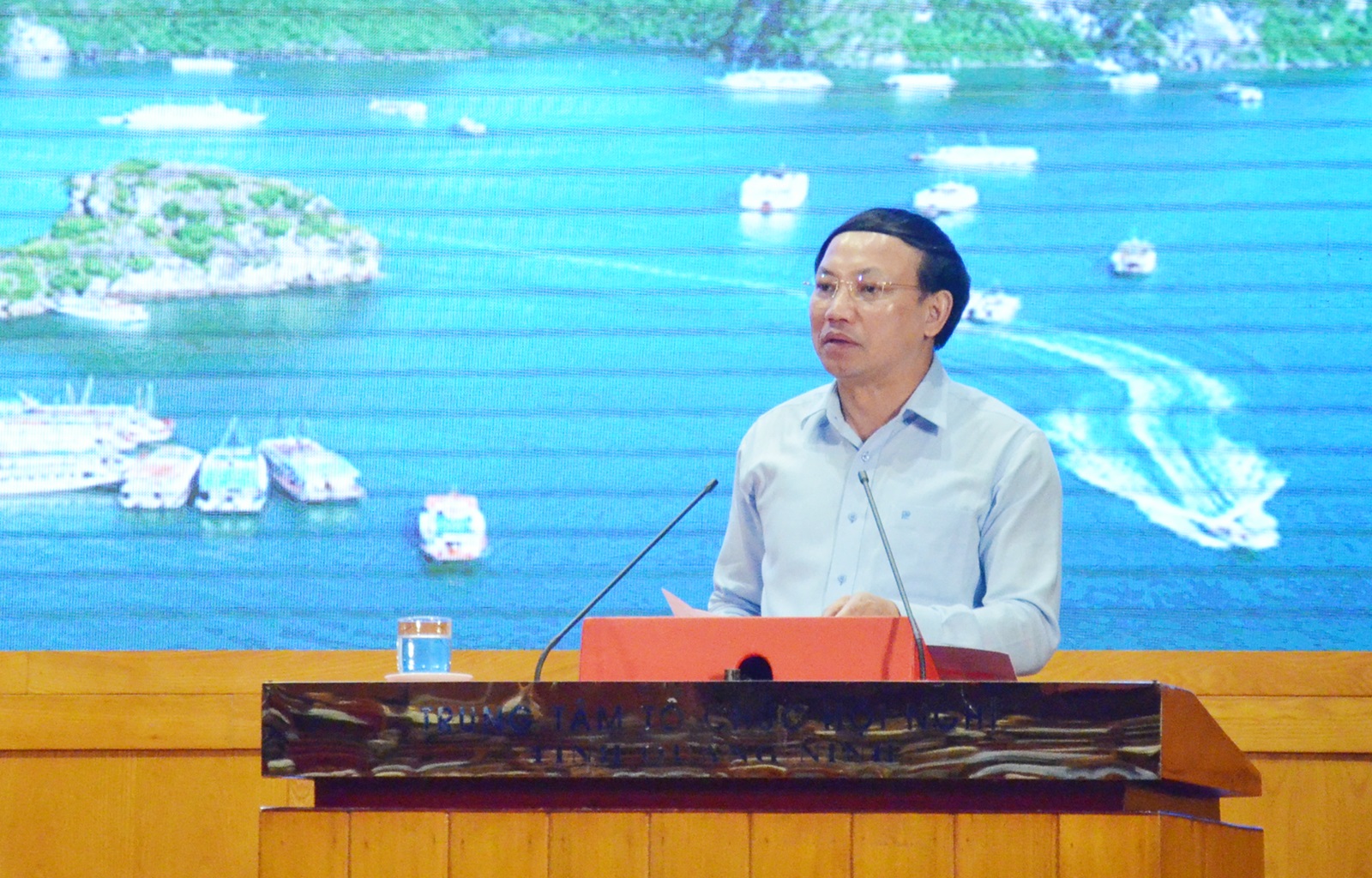 Đồng chí Nguyễn Xuân Ký, Bí thư Tỉnh ủy, Chủ tịch HĐND tỉnh phát biểu tại buổi gặp mặt.