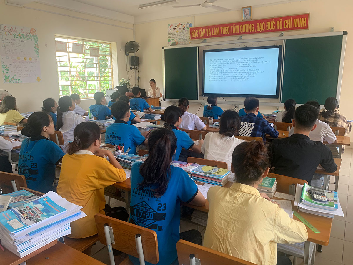 Một buổi học về pháp luật của thầy trò lớp 12B, Trường PTDT nội trú THCS-THPT huyện Tiên Yên. 