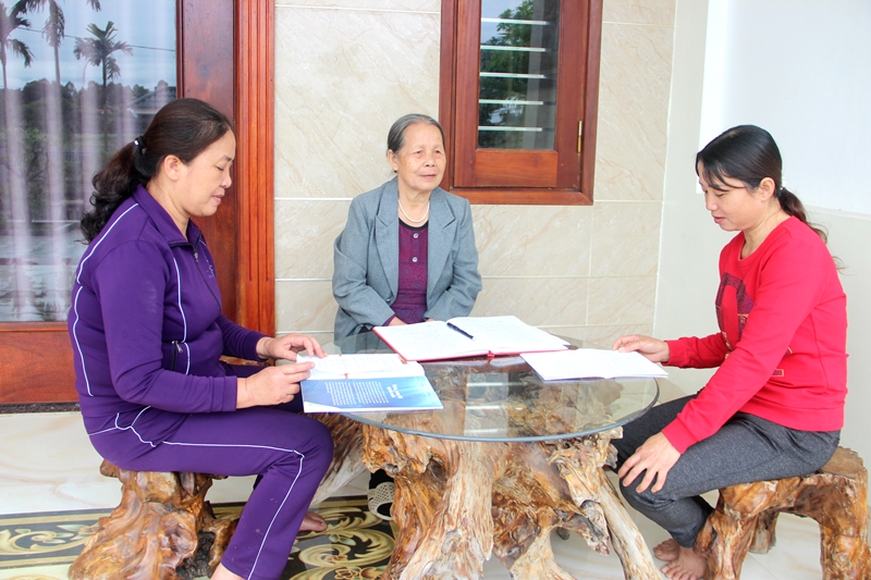 Bà Phạm Thị Khai (giữa), chị Bùi Thị Huệ (bên phải) cùng Trưởng Ban Công tác mặt trận thôn Giếng Méo thảo luận xử lý một vấn đề phát sinh trong thôn.