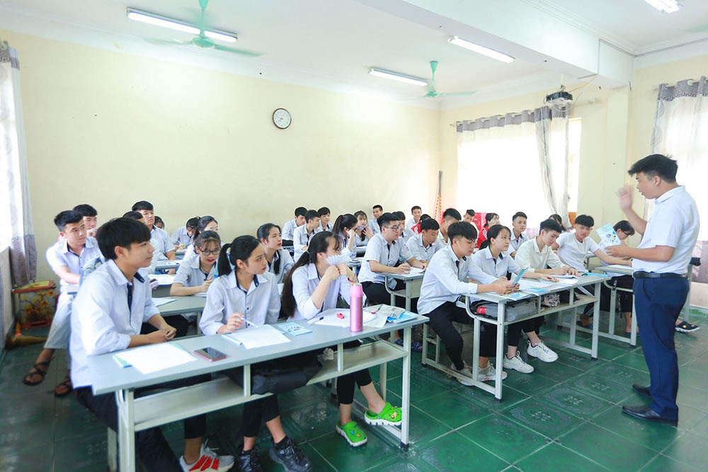 Cán bộ tuyển sinh của Trường Đại học Công nghiệp Quảng Ninh tư vấn tại Trường THPT Hoàng Văn Thụ, TP Uông Bí.