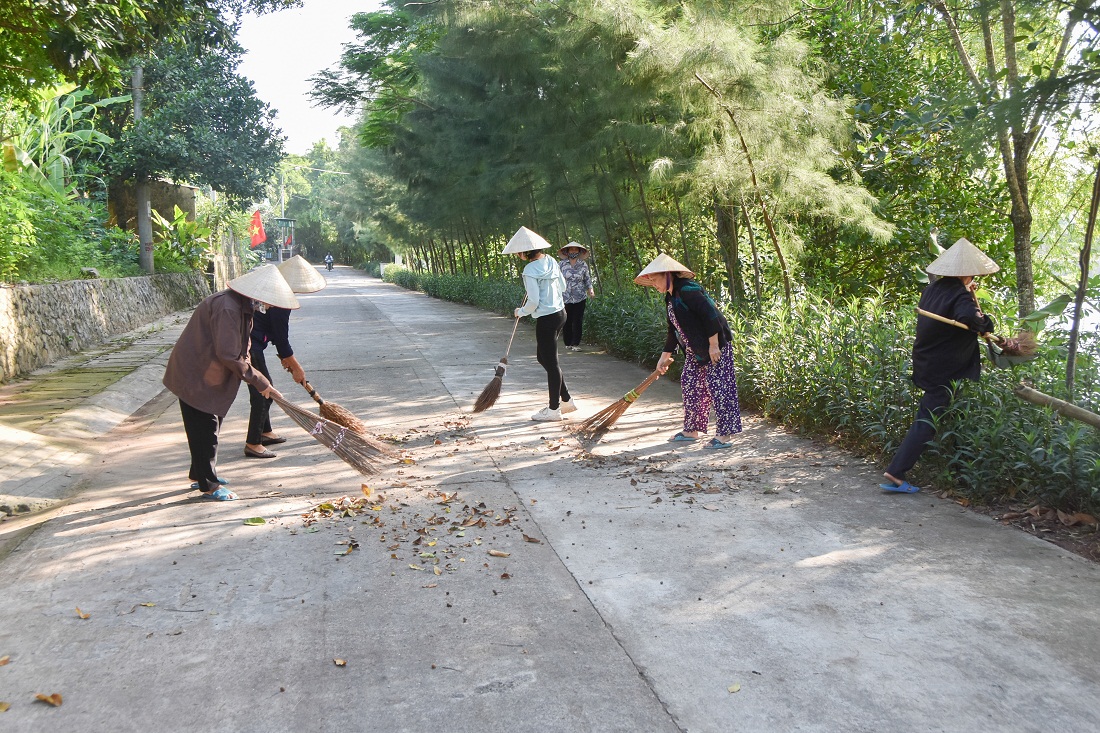 Người dân thôn Thác Bưởi 1, xã Tiên Lãng, huyện Tiên Yên, duy trì thường xuyên hoạt động vệ sinh đường ngõ xóm, đảm bảo tiêu chí môi trường NTM.