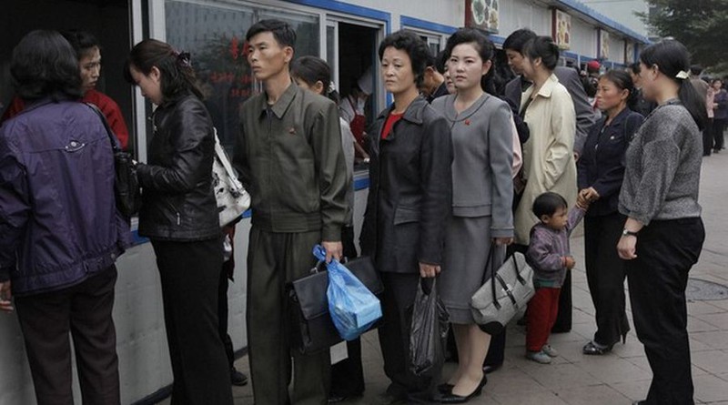 Người dân Triều Tiên xếp hàng mua thực phẩm. Ảnh: AP