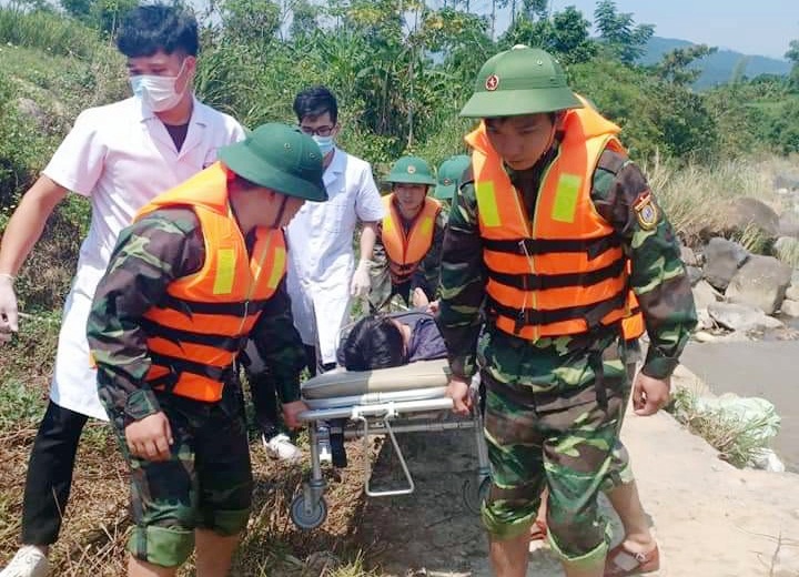 Cán bộ chiến sĩ LLVT huyện Bình Liêu tham gia xử trí tình huống trong diễn tập trong cứu hộ, cứu nạn.