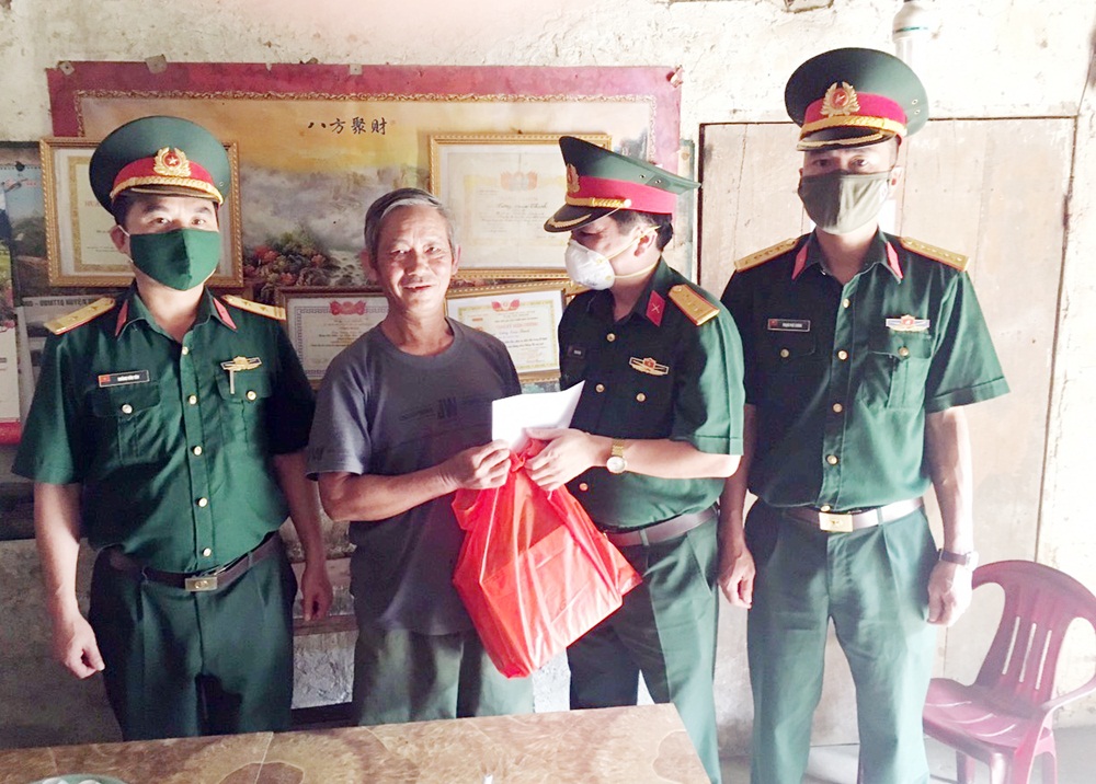 Cán bộ Chỉ huy Ban CHQS huyện Bình Liêu thăm tặng quà gia đình thương binh liệt sĩ. 
