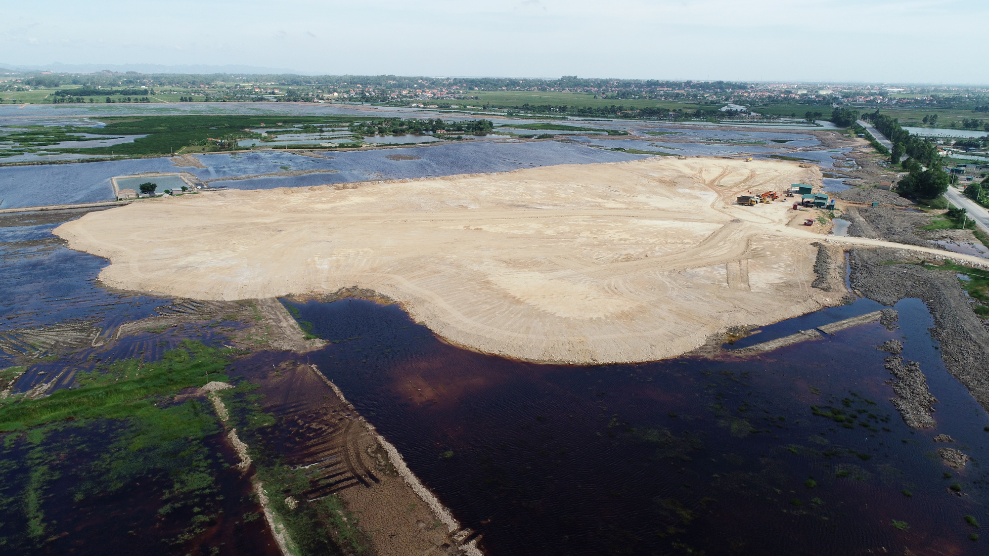 Hạ tầng KCN Sông Khoai đang được chủ đầu tư thực hiện san lấp mặt bằng. Ảnh: Mạnh Trường
