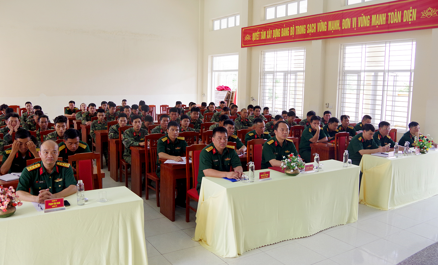 Các đồng chí tham dự khai mạc lớp huấn luyện, bổ túc cấp Đại đội cho sỹ quan dự bị năm 2020