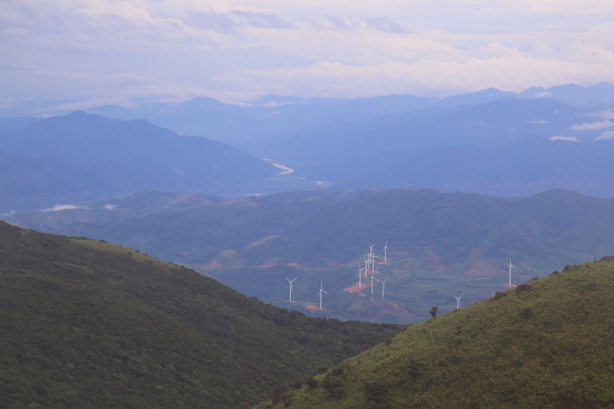 Từ đỉnh núi có thể nhìn thấy cánh đồng điện gió ở xã Hướng Linh (huyện Hướng Hóa).