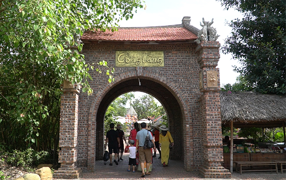 Khu Du lịch Quảng Ninh gate mang vẻ đẹp bình di.