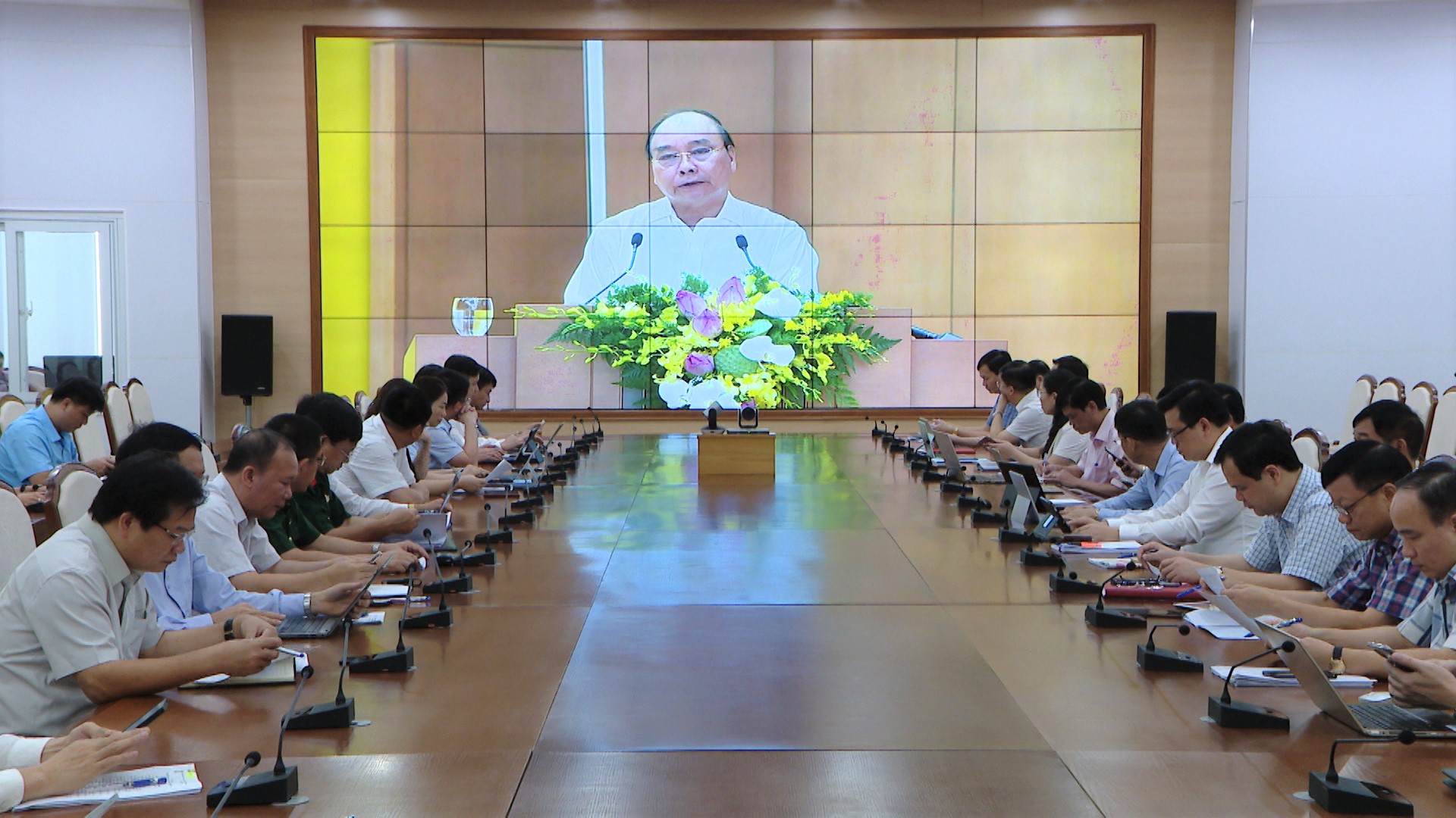 Thủ tướng Chính phủ Nguyễn Xuân Phúc chủ trì hội nghị trực tuyến toàn quốc Chính phủ với các địa phương.