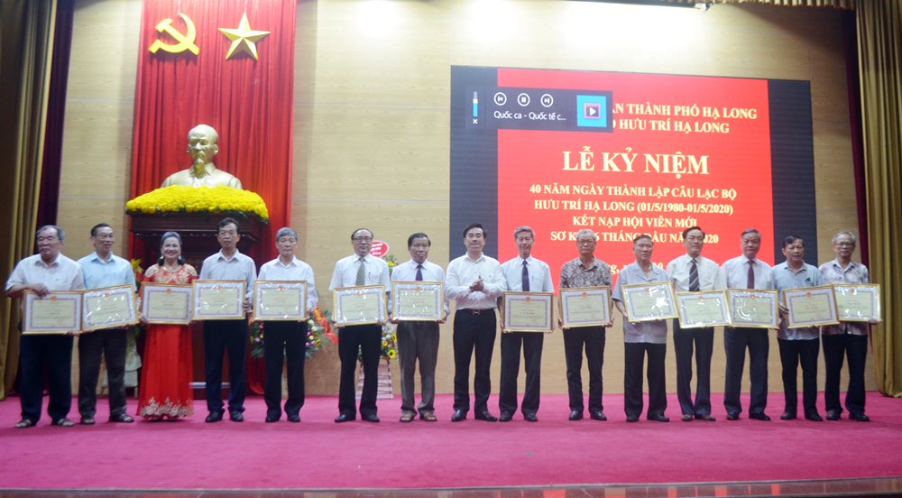 UBND TP Hạ Long khen thưởng hội viên CLB Hưu trí TP Hạ Long có thành tích xuất sắc trong các phong trào thi đua, tháng 6/2020.