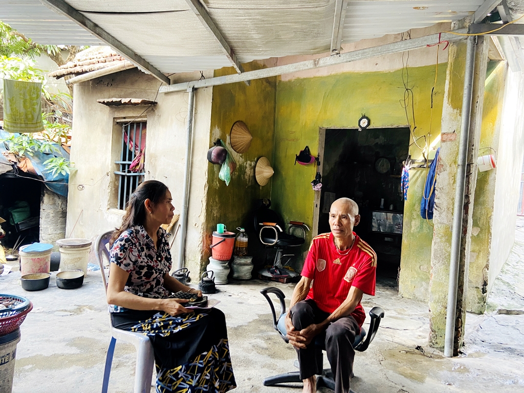 Bà Đỗ Thị Na thăm hỏi, động viên gia đình ông Đỗ Văn Chuyển (người hàng xóm được gia đình bà hỗ trợ đất và tiền để làm sân).