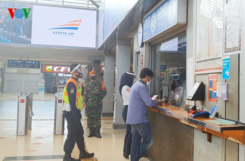 Lực lượng an ninh giám sát tại các bến tàu hỏa tại thủ đô Jakarta.