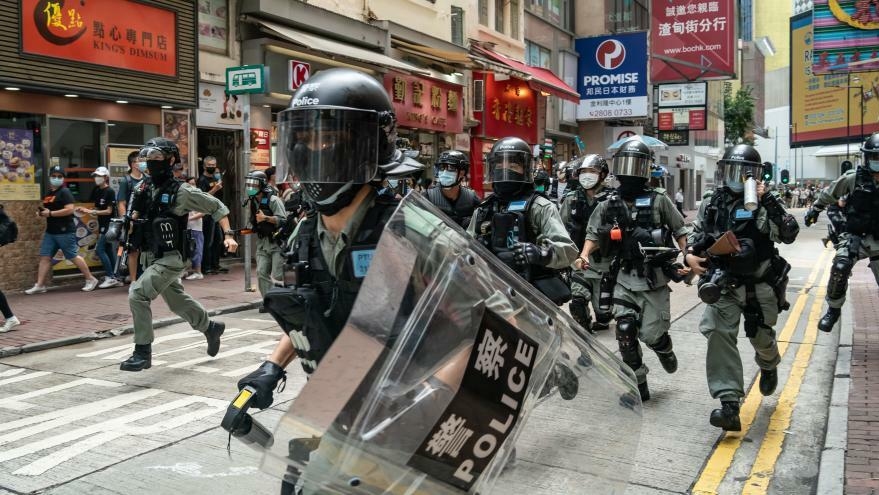Cảnh sát Hong Kong đối phó người biểu tình hôm 1/7. Ảnh: CNN.