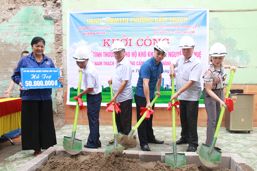 Các đại biểu tham gia khởi công xây dựng nhà tình thương cho bà Nguyễn Thị Huệ.