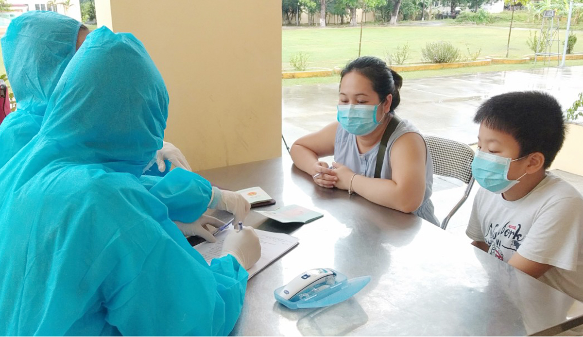 Quân y Bộ CHQS tỉnh, Trung tâm Y tế TP Uông Bí kiểm tra sức khỏe lần cuối đối với các công dân trước khi trở về địa phương.