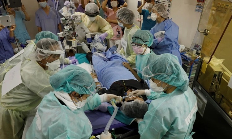 Các y bác sĩ bệnh viện Seibu tham gia một buổi tập huấn hồi tháng trước. Ảnh: Reuters.