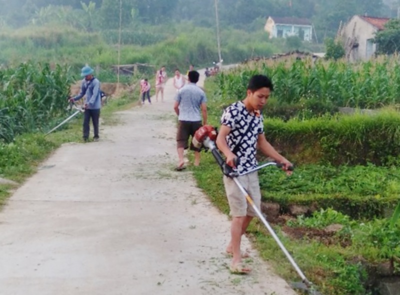 Người dân xã Hoành Mô tham gia dọn vệ ính môi trường.
