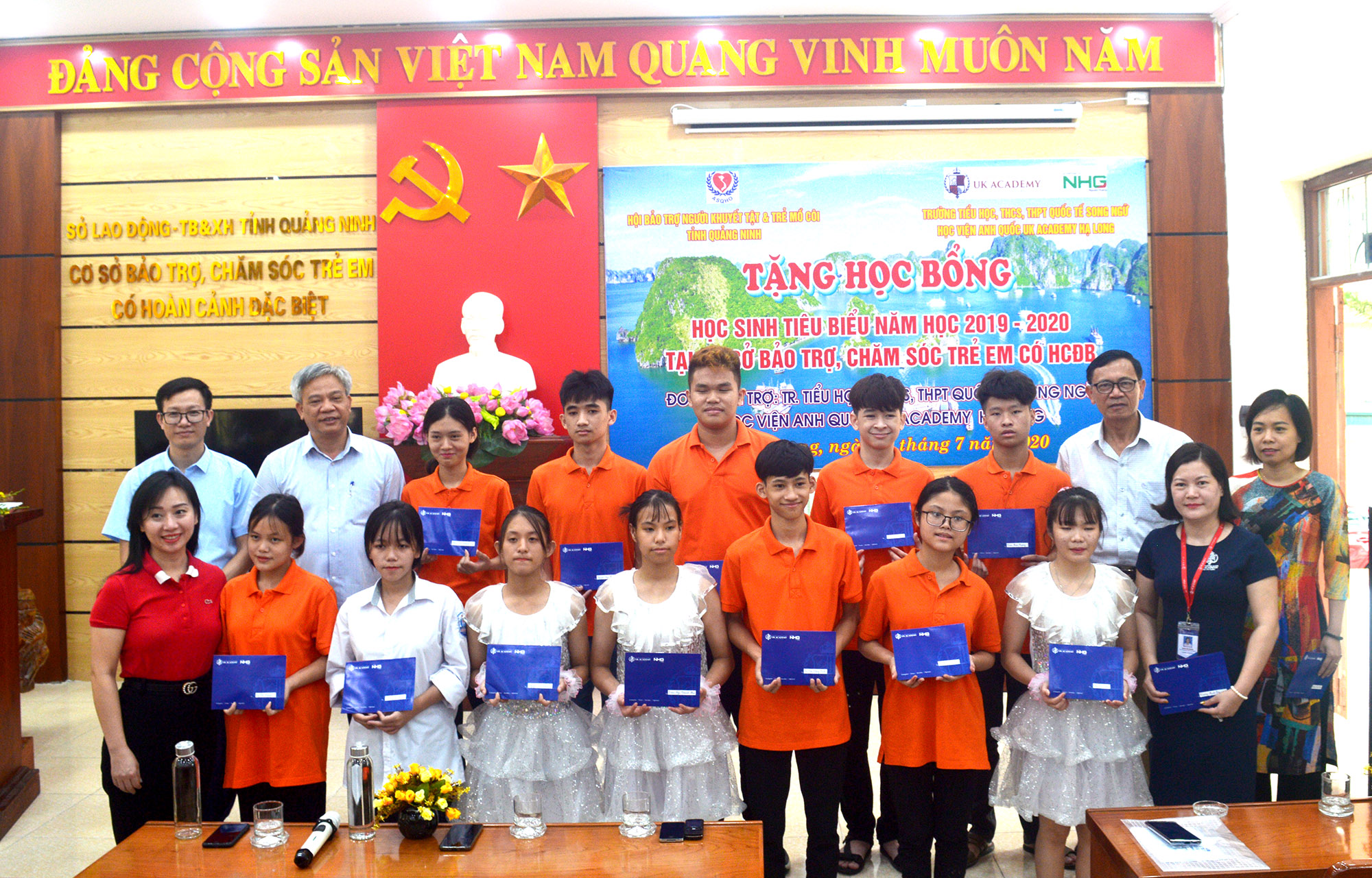 Đại diện các đơn bị trao quà cho học sinh có thành tích học tập xuất sắc tại Cơ sở Bảo trợ, chăm sóc trẻ em có hoàn cảnh đặc biệt tỉnh Quảng Ninh.