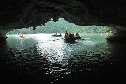 Du khách nước ngoài tham quan hồ Ba Hầm trên Vịnh Hạ Long.