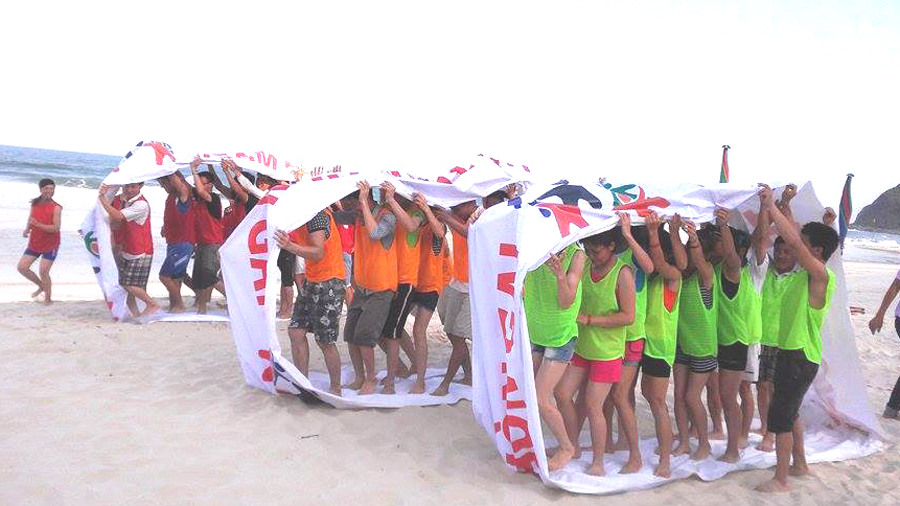 Chơi bao bố tập thể trên bãi biển Sơn Hào (Quan Lạn) do Công ty CP Viclacera Vân Hải tổ chức