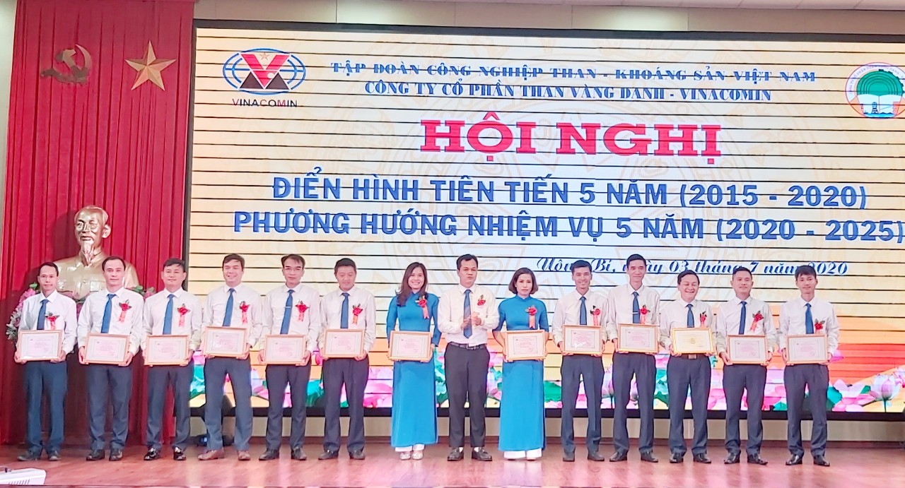 52 cá nhân được nhận danh hiệu chiến sĩ thi đua cấp Tập đoàn và Công đoàn Công nghiệp Than-Khoáng sản Việt Nam năm 2019.