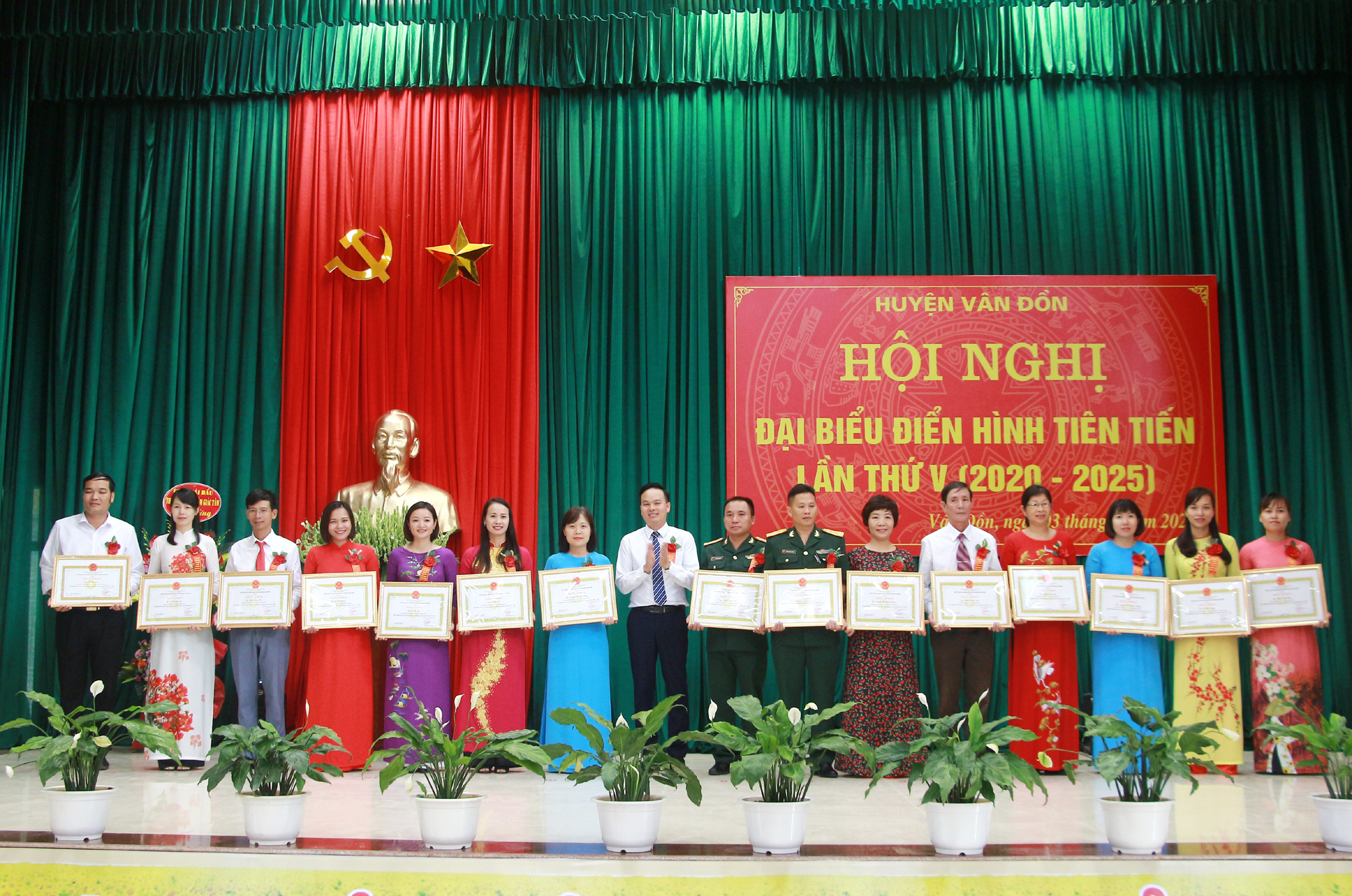 Đồng chí Trương Mạnh Hùng, Chủ tịch UBND huyện Vân Đồn trao tặng Giấy khen cho cá nhân có thành tích xuất sắc trong các phong trào thi đua, giai đoạn 2015-2020.