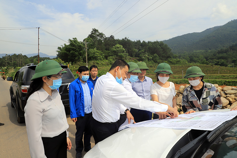 Đại diện Công ty TNHH May mặc Hoa Lợi Đạt đã làm việc với lãnh đạo huyện Bình Liêu để khảo sát địa điểm xây dựng nhà máy may tại huyện Bình Liêu, tháng 4.jpg