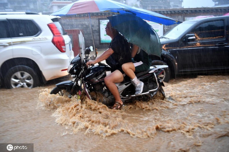 Ngập nặng tại huyện Phượng Hoàng, tỉnh Hồ Nam buộc chính quyền địa phương phải phát đi báo động đỏ về mưa lớn tại đây. Ảnh: Icphoto