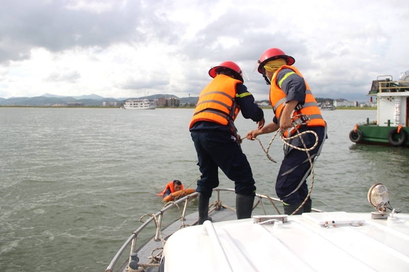 Lực lượng chữa cháy chuyên nghiệp cứu người bị ngã xuống biển.