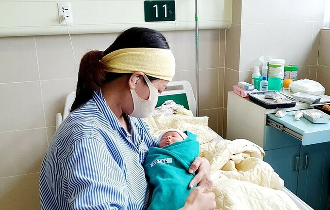 Em bé chào đời trong khu cách ly Bệnh viện Bạch Mai. Ảnh: Mai Thanh