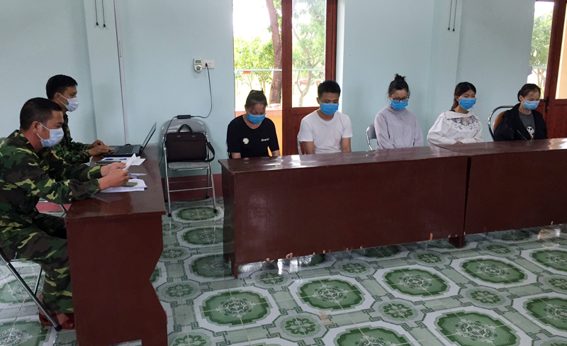 Tại Đồn Biên phòng Trà Cổ, 5 đối tượng người Trung Quốc khai nhận nhập cảnh trái phép vào Việt Nam với mục đích đến khách sạn Lợi Lai đánh bạc.  
