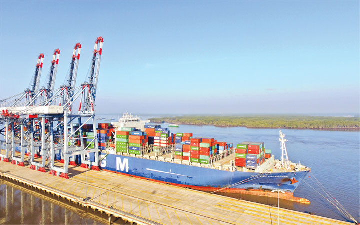 Hoạt động xuất nhập khẩu hàng hóa tại cảng Cái Mép –Thị Vải (Bà Rịa-Vũng Tàu). Ảnh: ĐÌNH NAM