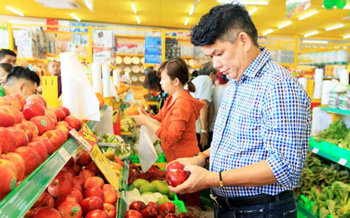 Khách hàng chọn mua trái cây nhập khẩu tại chuỗi siêu thị Bách hóa xanh. Ảnh: NGỌC MAI