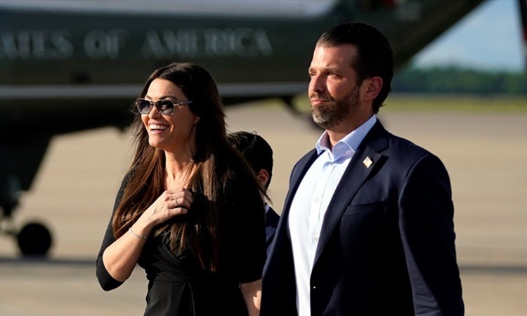 Kimberly Guilfoyle (trái) và Donald Trump Jr. tại căn cứ không quân Andrews, bang Maryland hồi tháng 5. Ảnh: AP.
