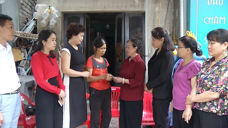 CLB Doanh nhân nữ TP Cẩm Phả tặng quà cho gia đình phụ nữ nghèo có hoàn cảnh khó khăn.