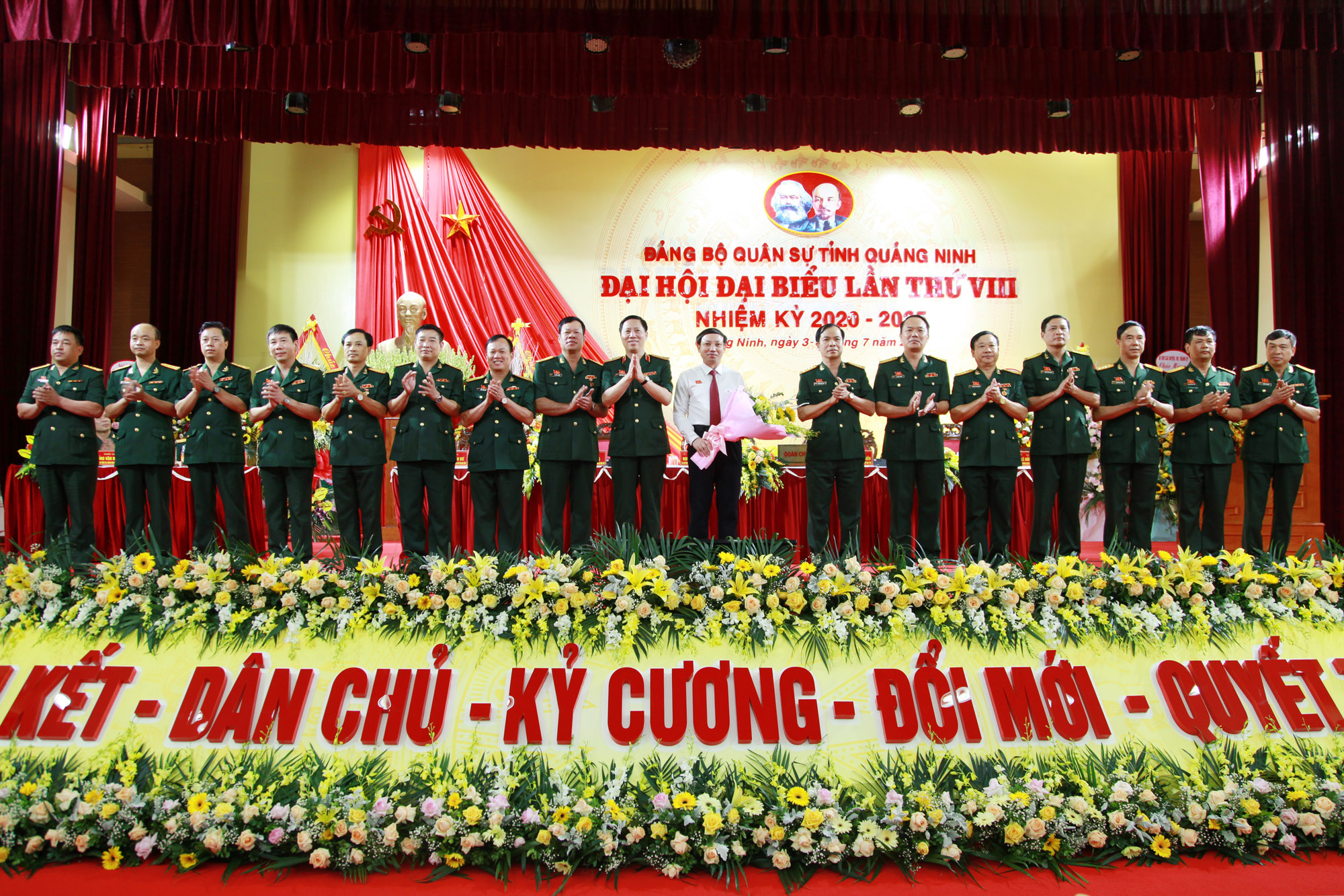 Ban Chấp hành Đảng bộ Quân sự tỉnh khóa VIII ra mắt đại hội.