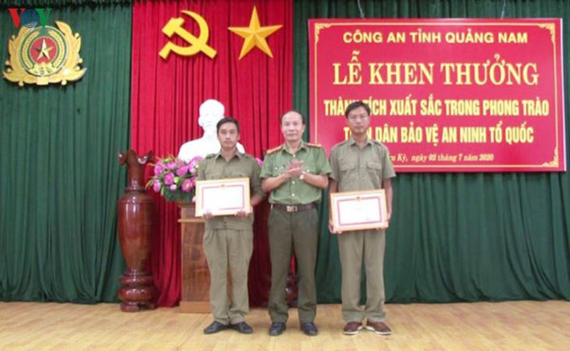 Trao giấy khen của Giám đốc Công an tỉnh cho 2 dân phòng- Ảnh Công an Quảng Nam