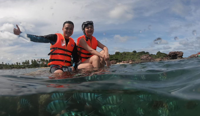 Hình ảnh Quang Vinh (trái) và Phạm Quỳnh Anh ngồi lên san hô trong chuyến du lịch ở Phú Quốc. Ảnh: Facebook.