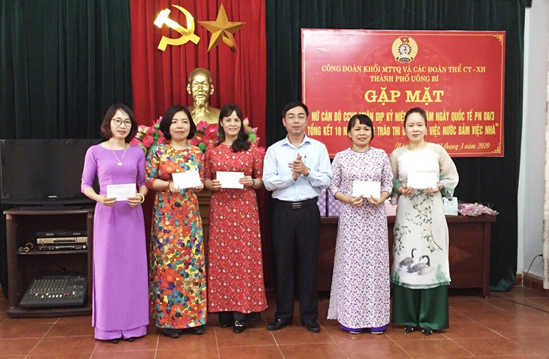 Nữ cán bộ LĐLĐ TP Uông Bí có thành tích xuất sắc trong nhiệm vụ chuyên môn 2019 được khen thưởng.