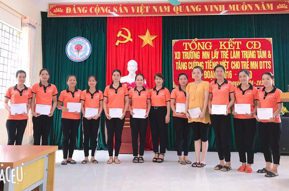 khen thưởng giáo viên mầm non huyện Tiên Yên có thành tích xuất sắc trong thực hiện chuyên đề, tháng 6/2020. Học sinh Trường Mầm non Đại Dực tập làm đồ ăn. 