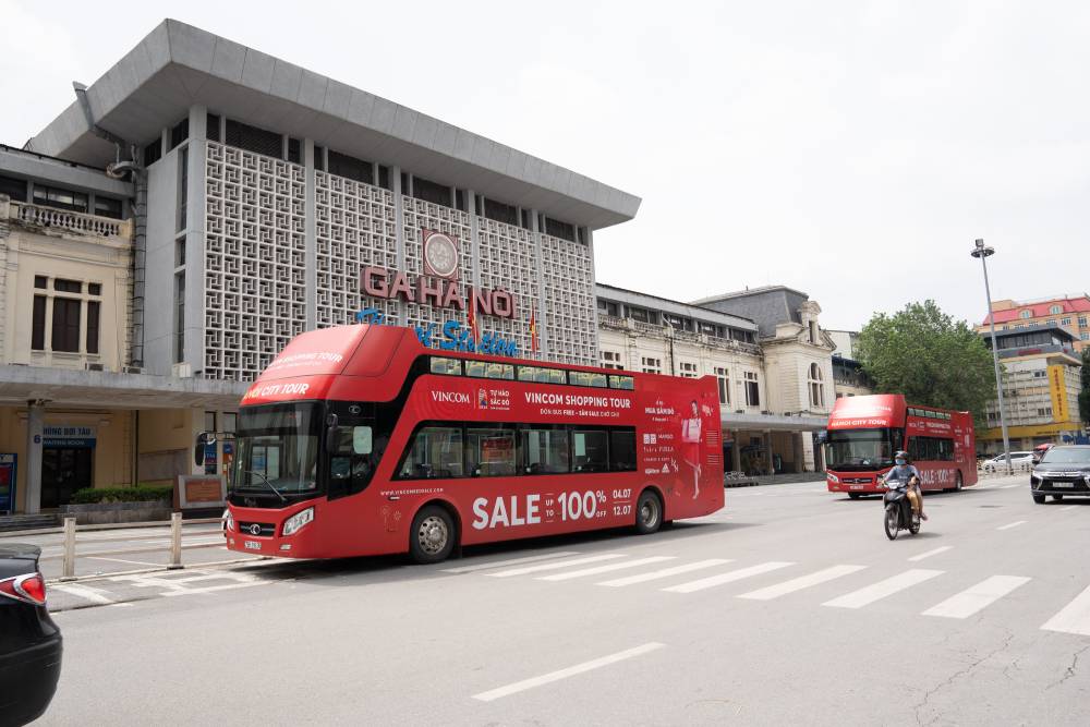  Vincom Shopping Tour - Loạt xe bus 2 tầng nổi bật diễu hành qua các điểm công cộng để đưa đón khách hàng tới TTTM mua sắm miễn phí vào 2 ngày 04 - 05/07.