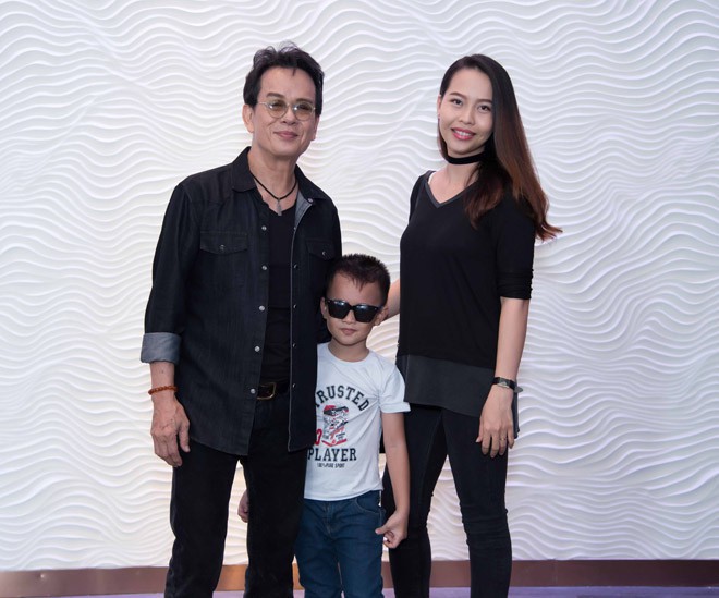 Nhạc sĩ Đức Huy cùng bà xã Huỳnh Thư và con trai Chí Sơn.