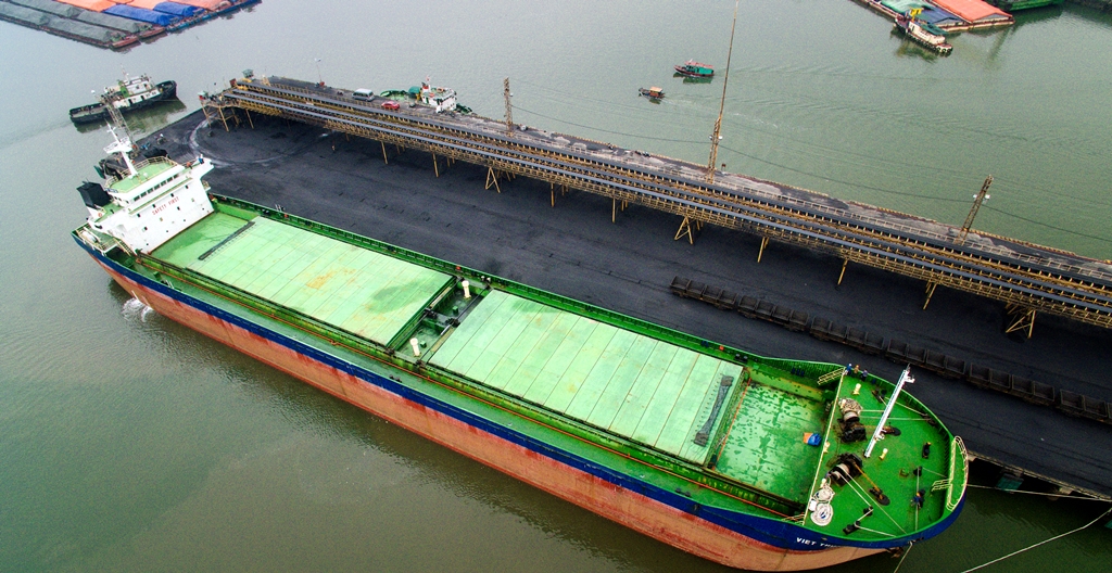 Bốc rót than tại cảng Cẩm Phả.