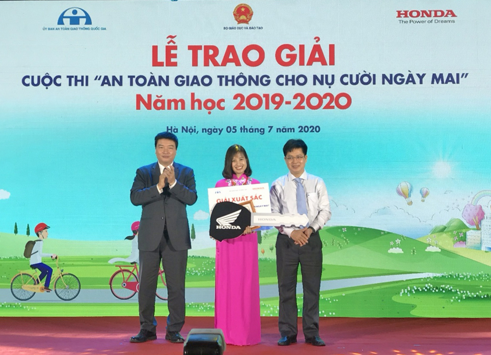 Ban tổ chức cuộc thi trao giải xuất sắc cho cô giáoĐào Thị Thành, trường THPT Đông Thành (Quảng Yên)  tại lễ trao giải.